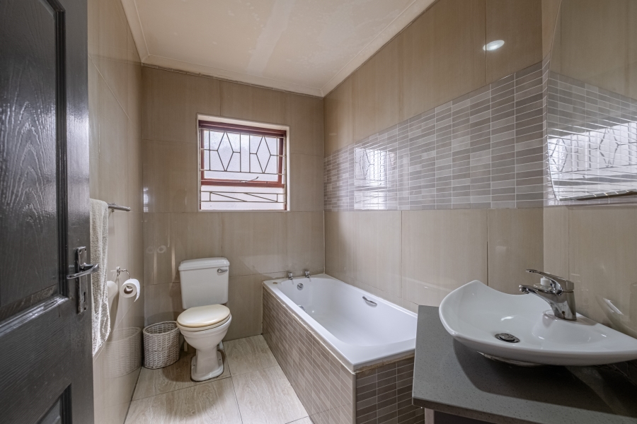 6 Bedroom Property for Sale in Summerstrand Eastern Cape